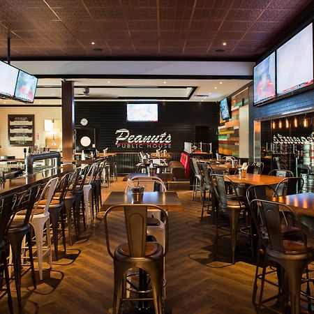 Carriage House Hotel And Conference Centre Calgary Bagian luar foto