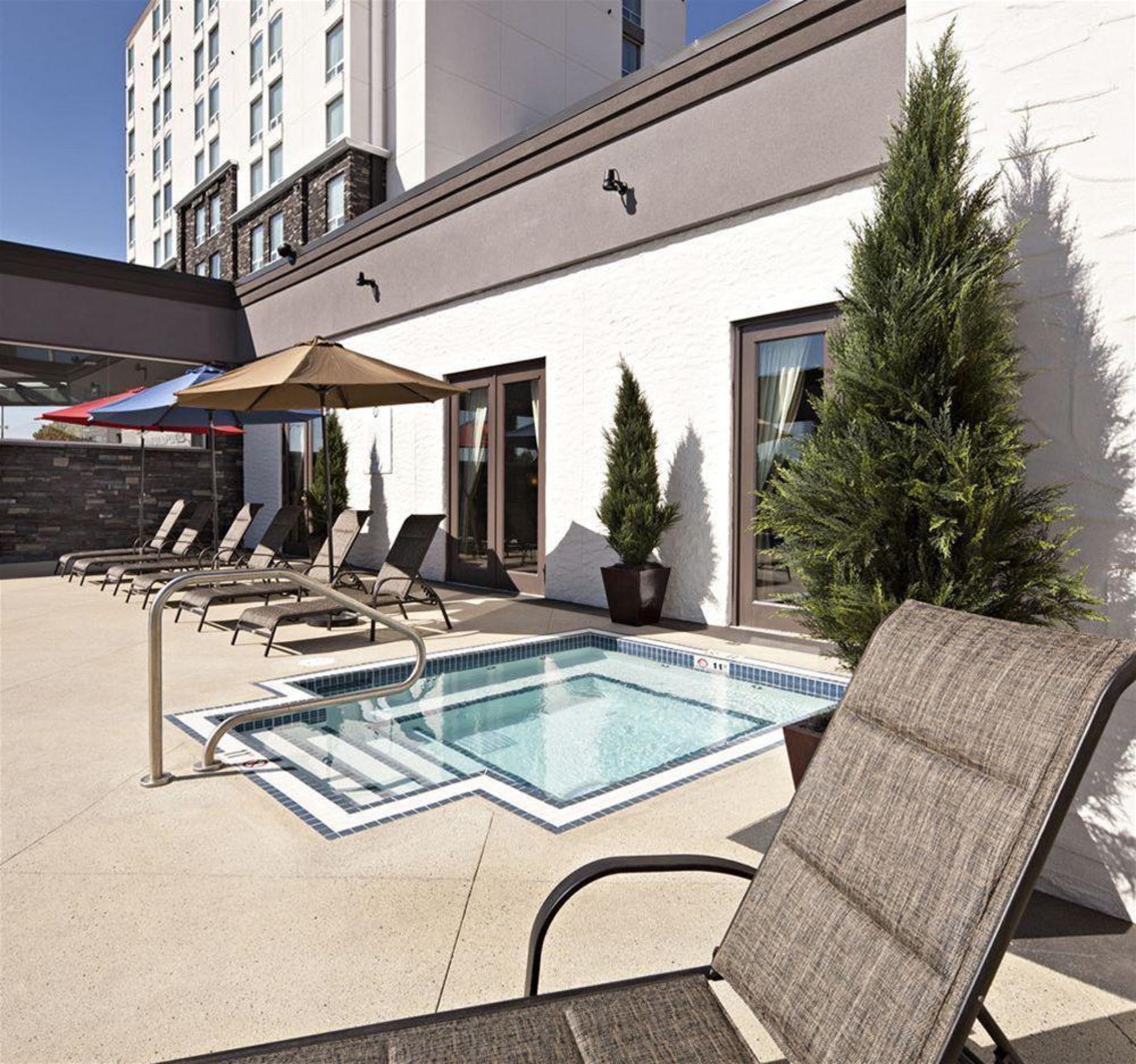 Carriage House Hotel And Conference Centre Calgary Bagian luar foto