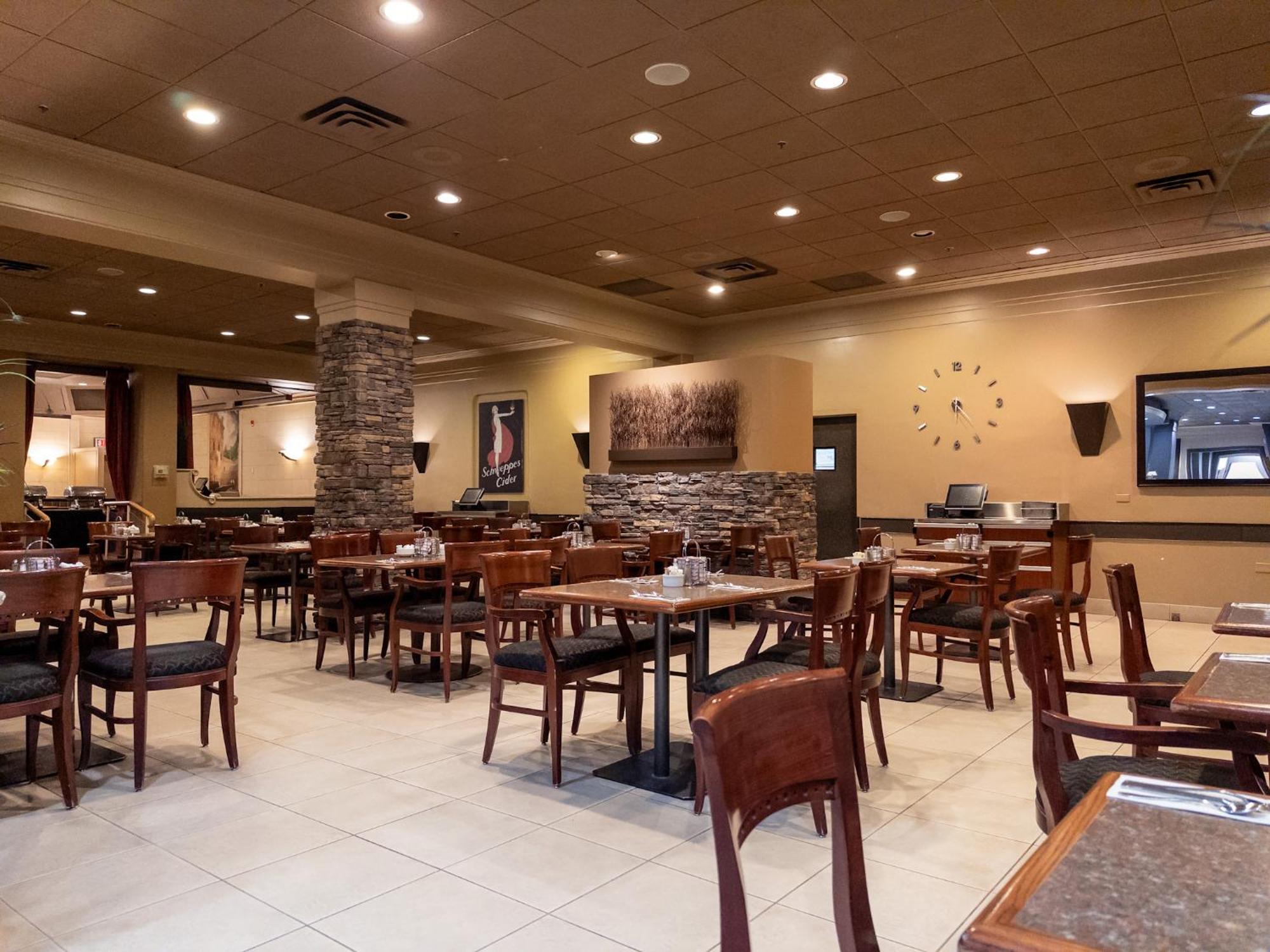 Carriage House Hotel And Conference Centre Calgary Bagian luar foto