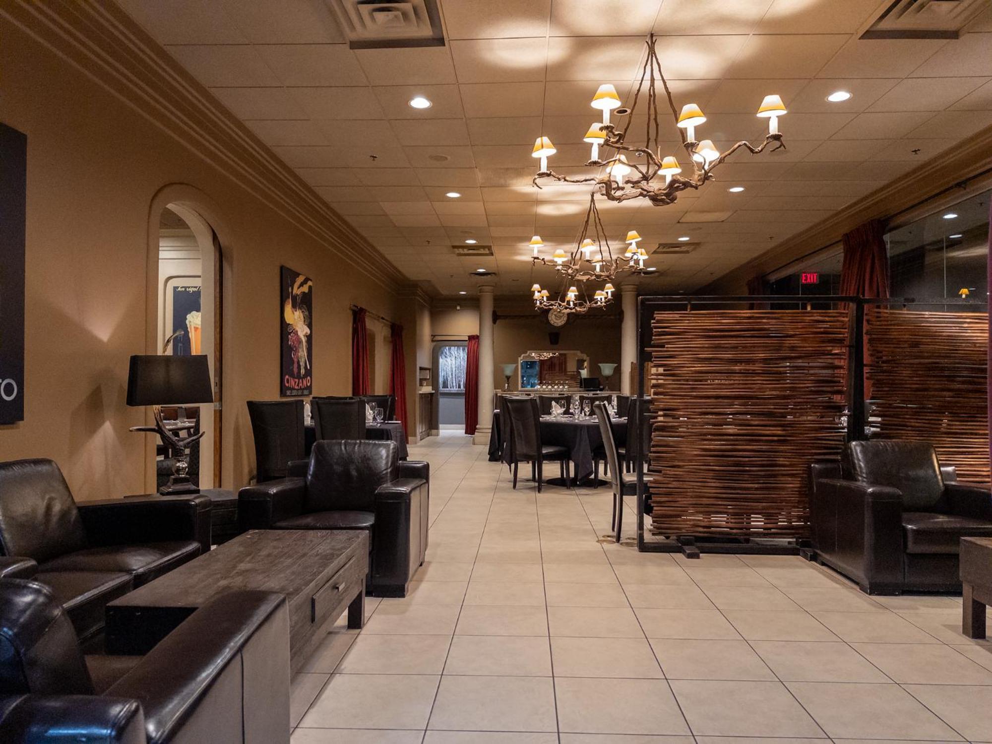 Carriage House Hotel And Conference Centre Calgary Bagian luar foto