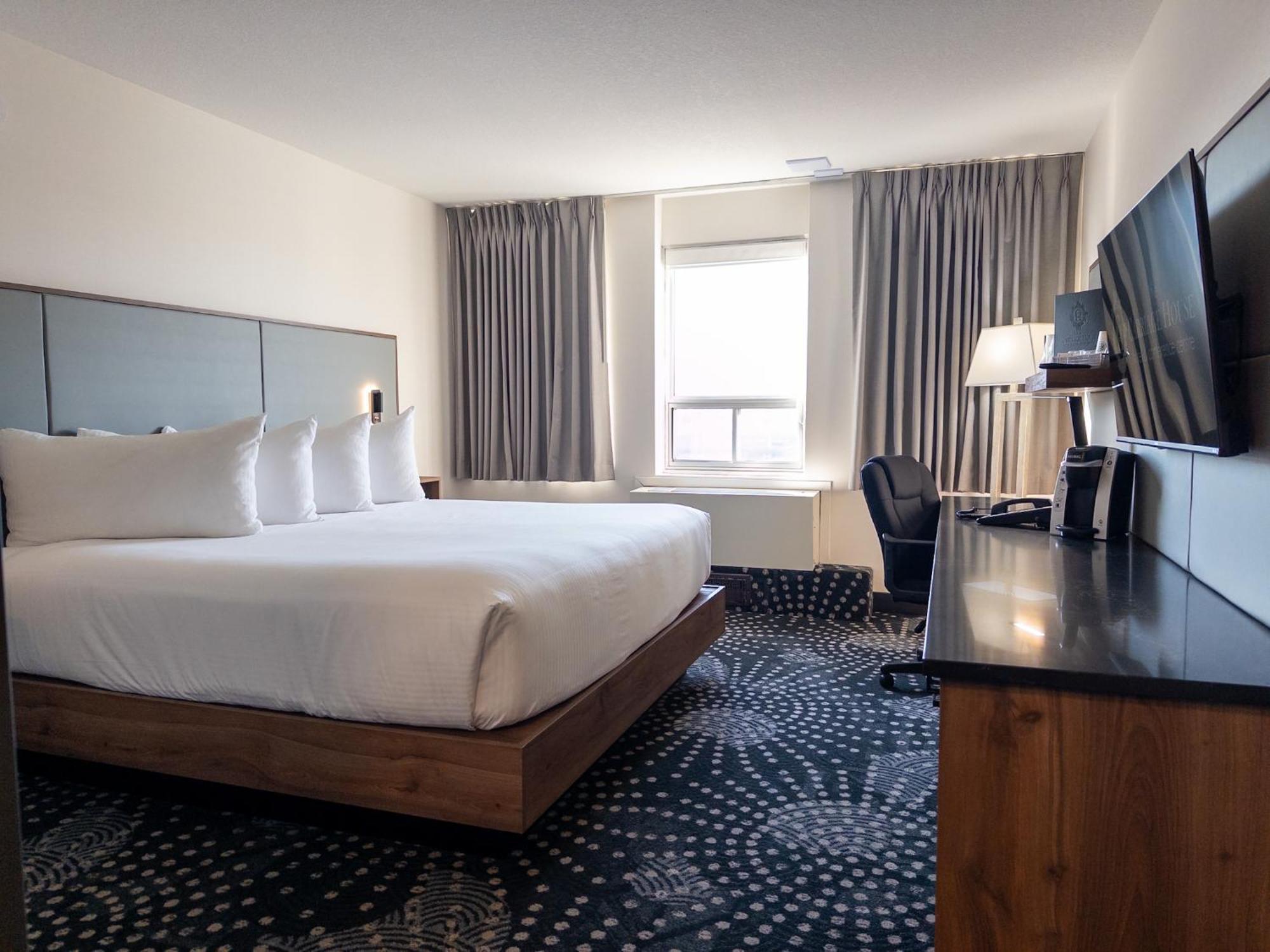 Carriage House Hotel And Conference Centre Calgary Bagian luar foto