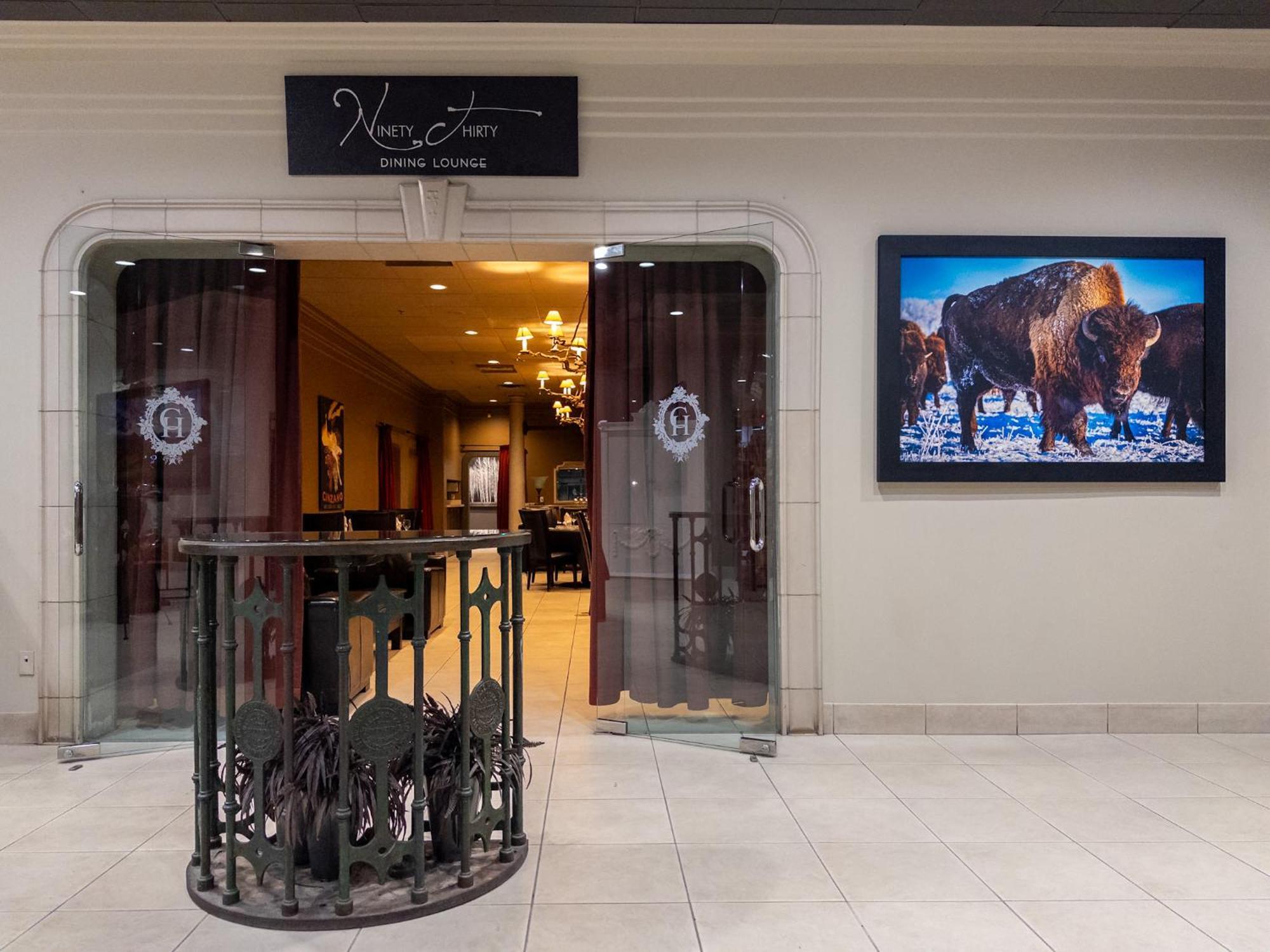 Carriage House Hotel And Conference Centre Calgary Bagian luar foto